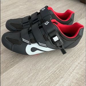 Peloton cycling shoes with cleats